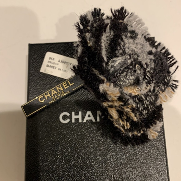 RARE 🦄 CHANEL🖤New Tweed Frayed Fray Raw Edge Camellia Flower Floral Brooch Pin - Picture 8 of 16